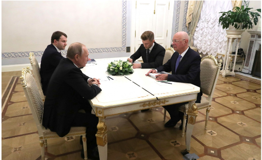 Russlands president Vladimir Putin møter verdens økonomiske forums leder Klaus Schwab