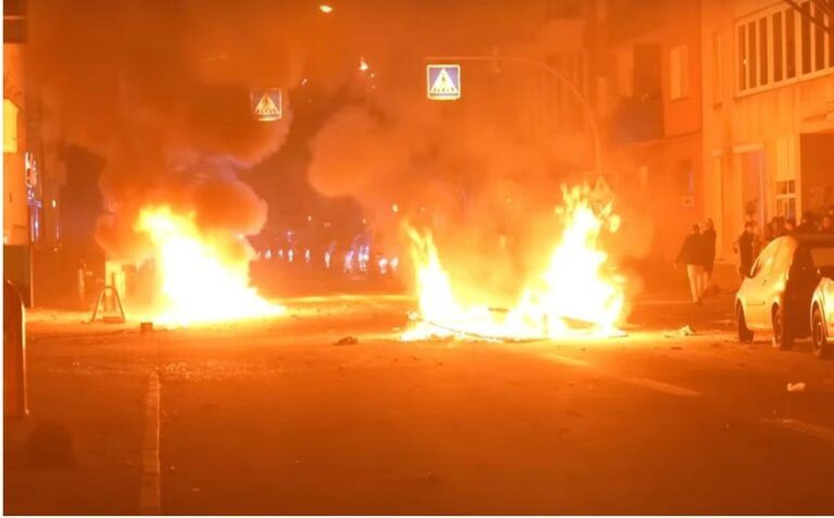 Politiets vold ved demoer – media bagatelliserer demUvakre scener i hovedstaden